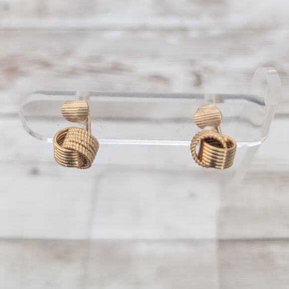 Vintage Avon Clip On Earrings - Pretty Gold Tone Interlocking Design 3/8" - Picture 6 of 7